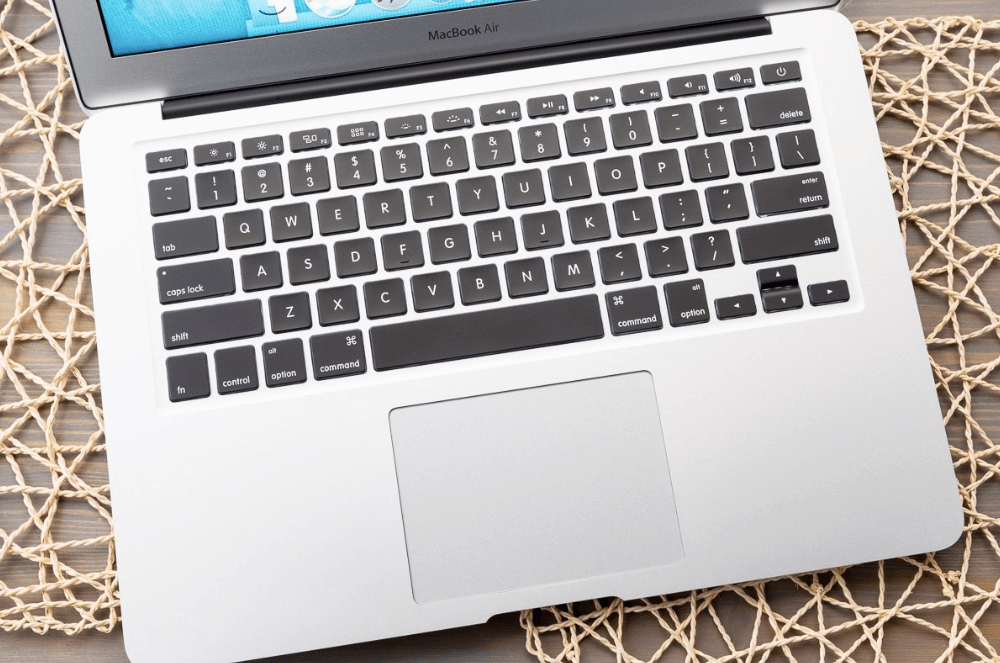 Як почистити клавіатуру MacBook від пилу та бруду?