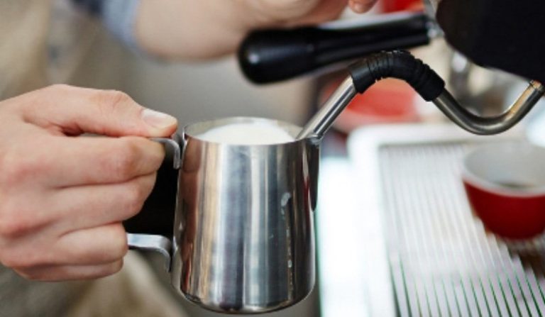 Кофемашина не взбивает молоко — причины и ремонт