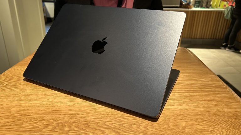 Екран MacBook моргає або з’являються смуги – причини та ремонт
